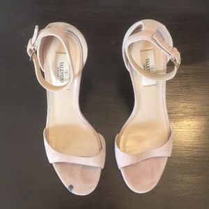 Amazingly elegant sexy Valentino Garavani 4” heels
